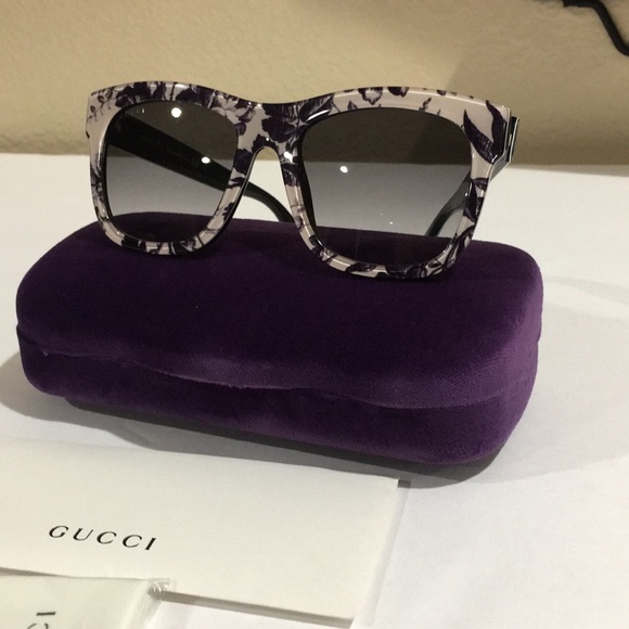 Gucci Accessories - Gucci D-Frame Acetate Floral Sunglasses 🕶